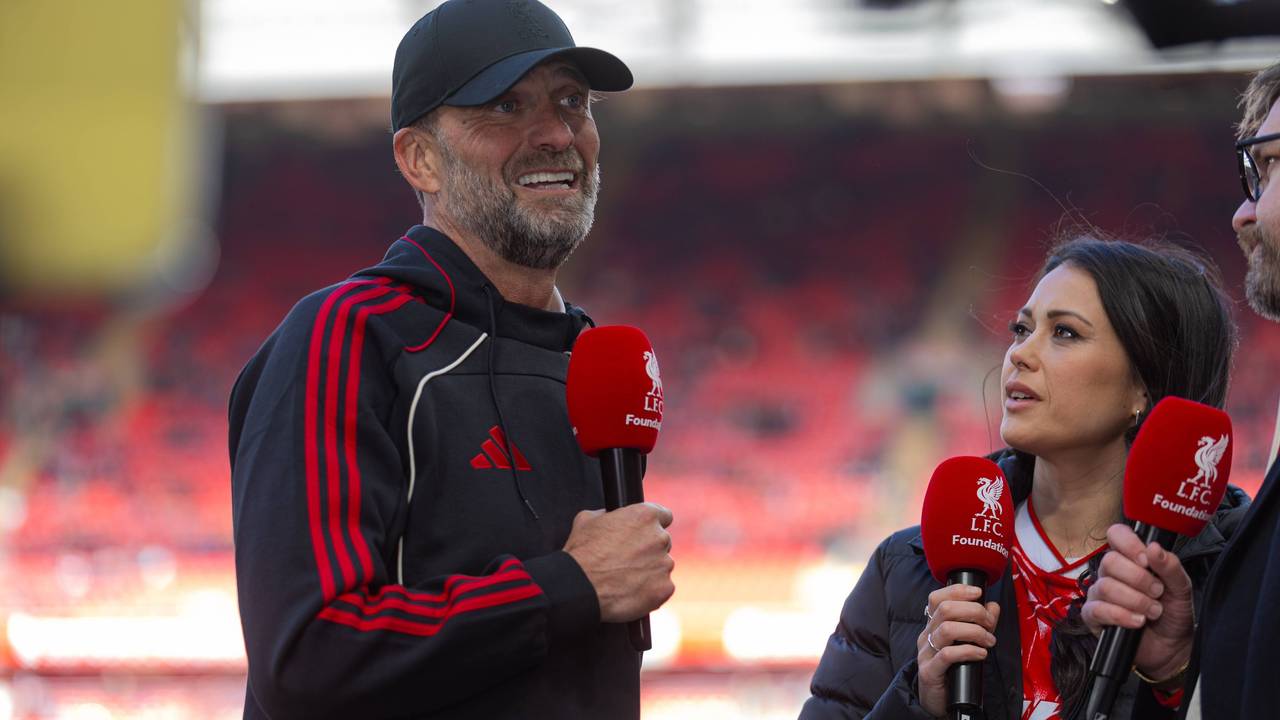 Jürgen Klopp gibt auf dem Platz an der Anfield Road ein Interview.