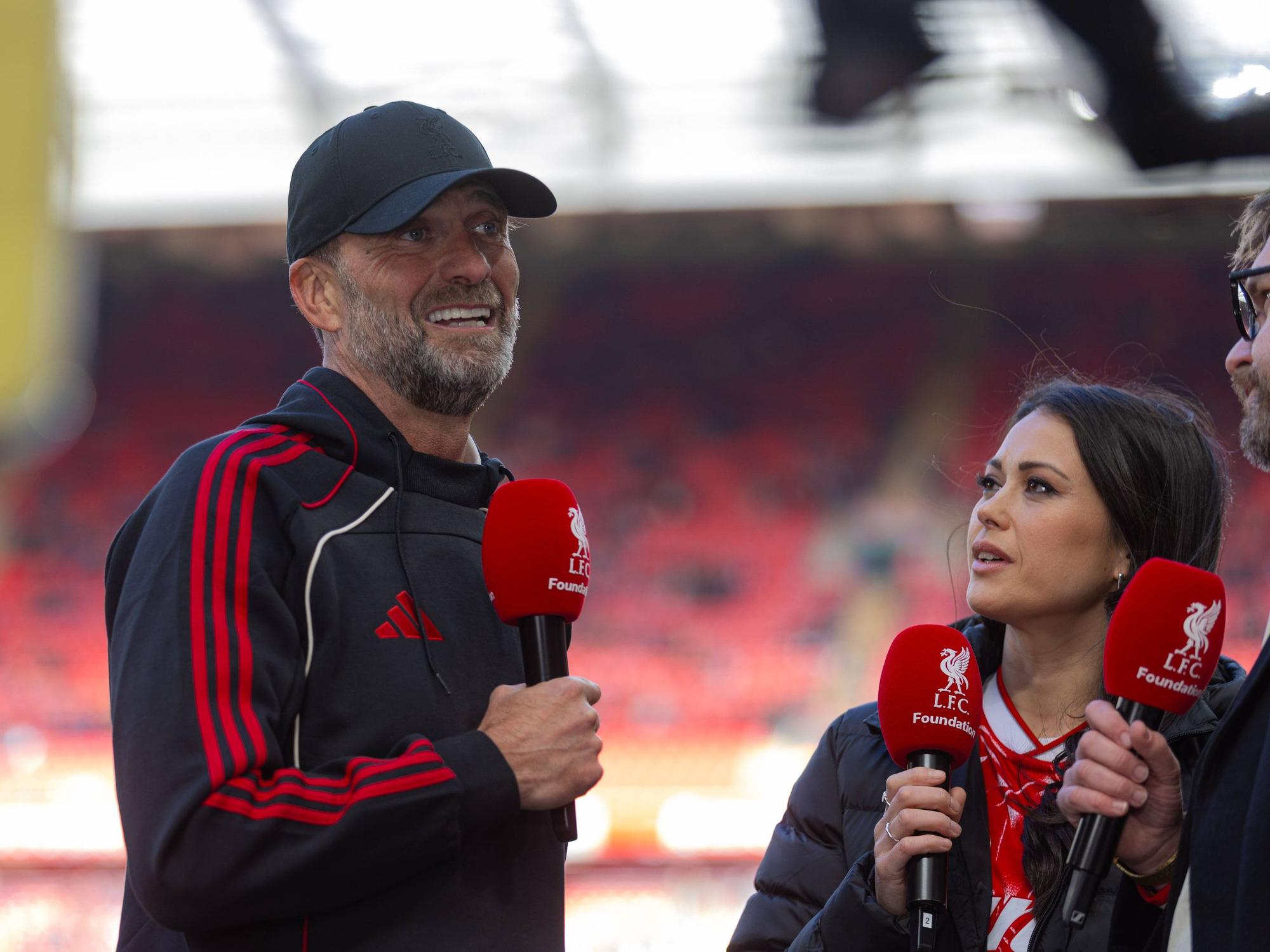 Jürgen Klopp gibt auf dem Platz an der Anfield Road ein Interview.