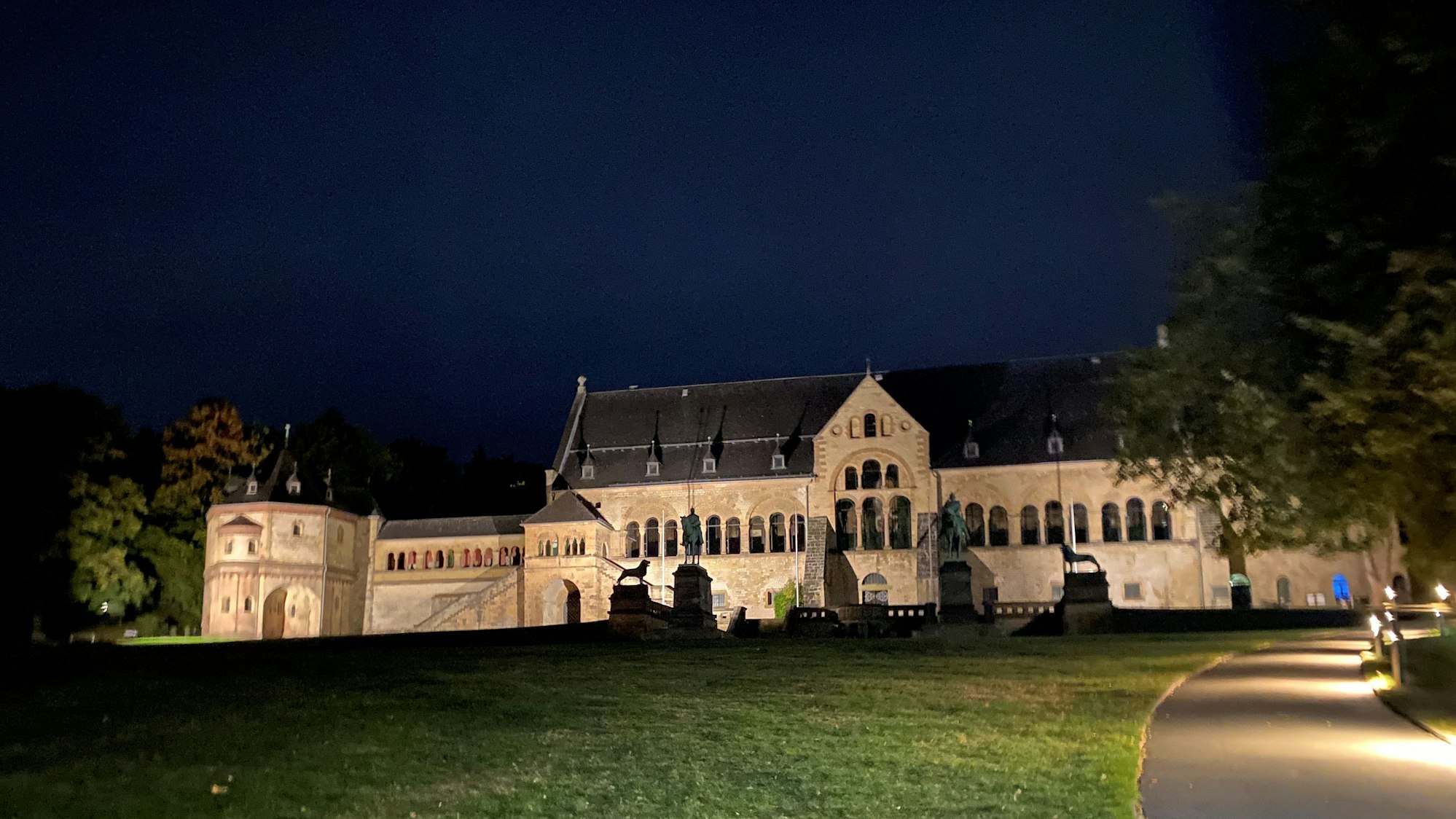 Eine mächtige Burganlage, angestrahlt von Scheinwerfern