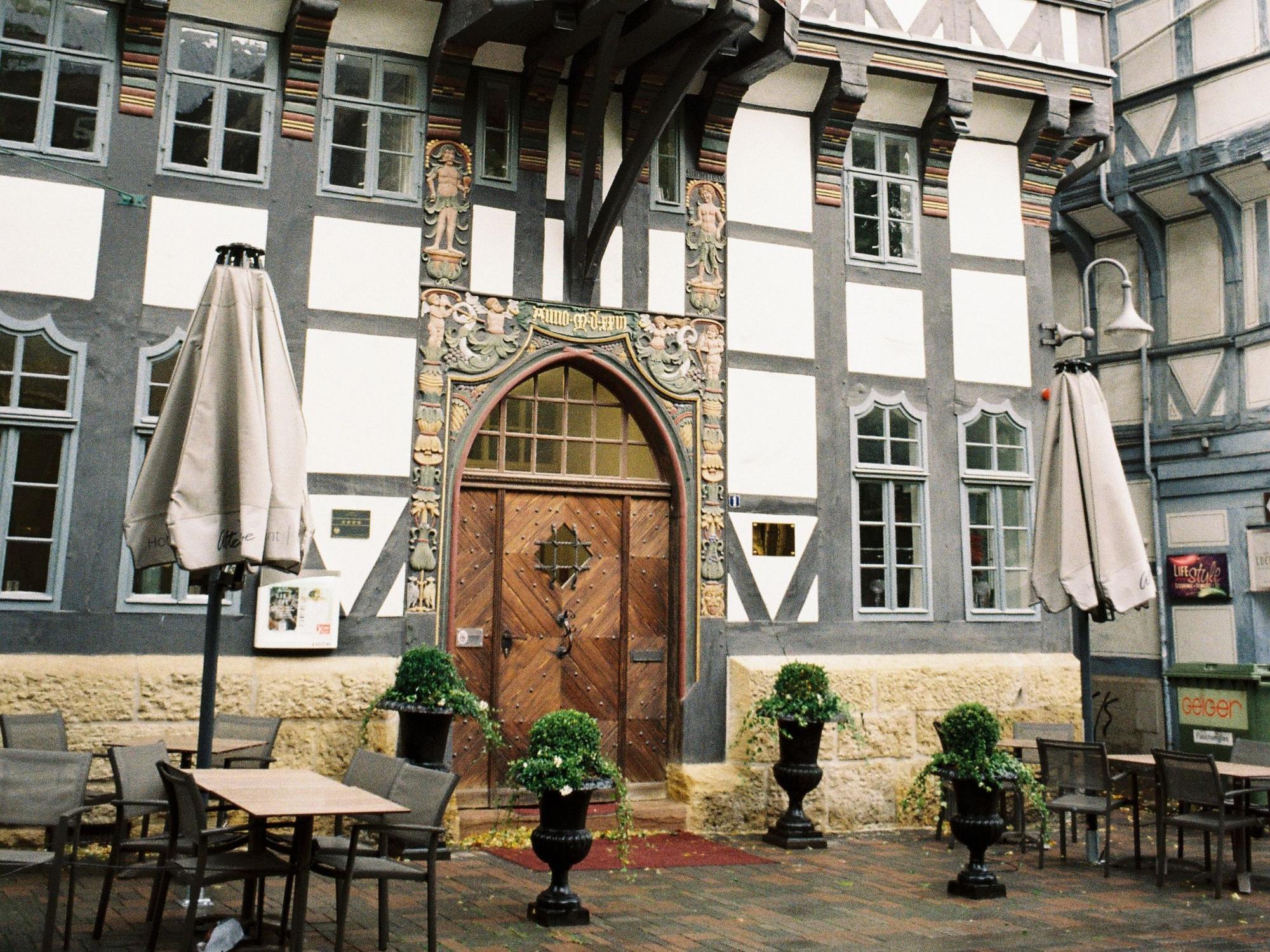 Fachwerkhaus mit üppigem Dekor und einem kleinen Biergarten