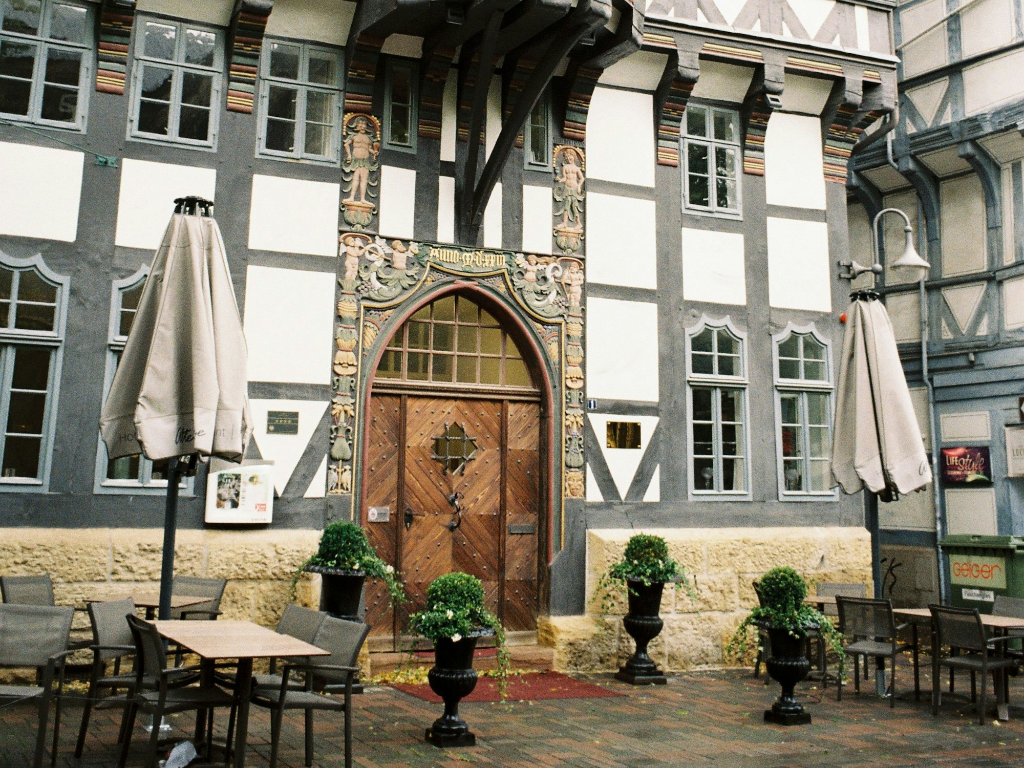 Fachwerkhaus mit üppigem Dekor und einem kleinen Biergarten
