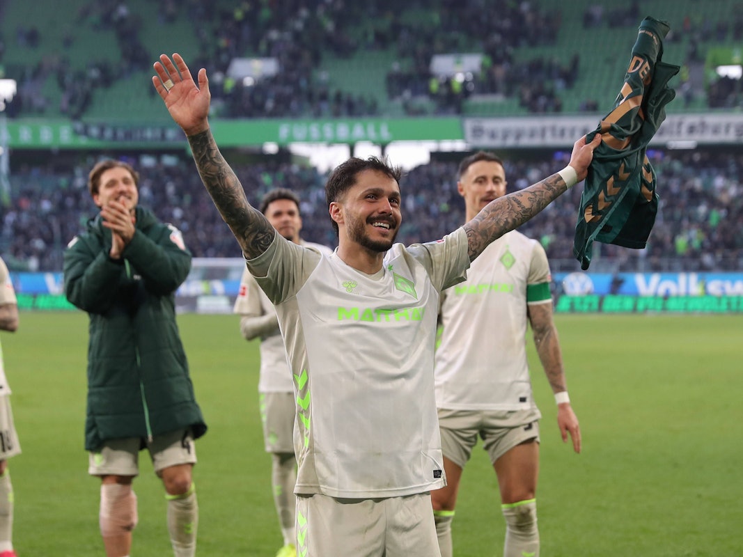 Leo Bittencourt lässt sich nach dem Sieg in Wolfsburg von den Fans feiern.
