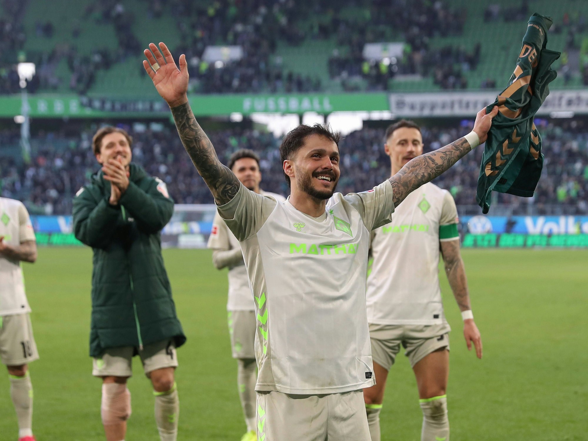 Leo Bittencourt lässt sich nach dem Sieg in Wolfsburg von den Fans feiern.