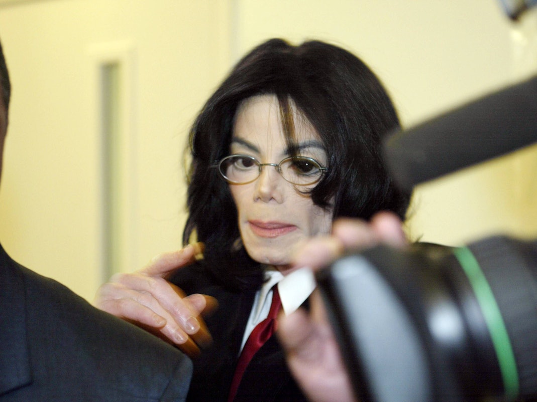 Michael Jackson (USA) anlässlich des Verfahrens wegen Kindesmissbrauchs 2004 im Gerichtsgebäude in Santa Maria.