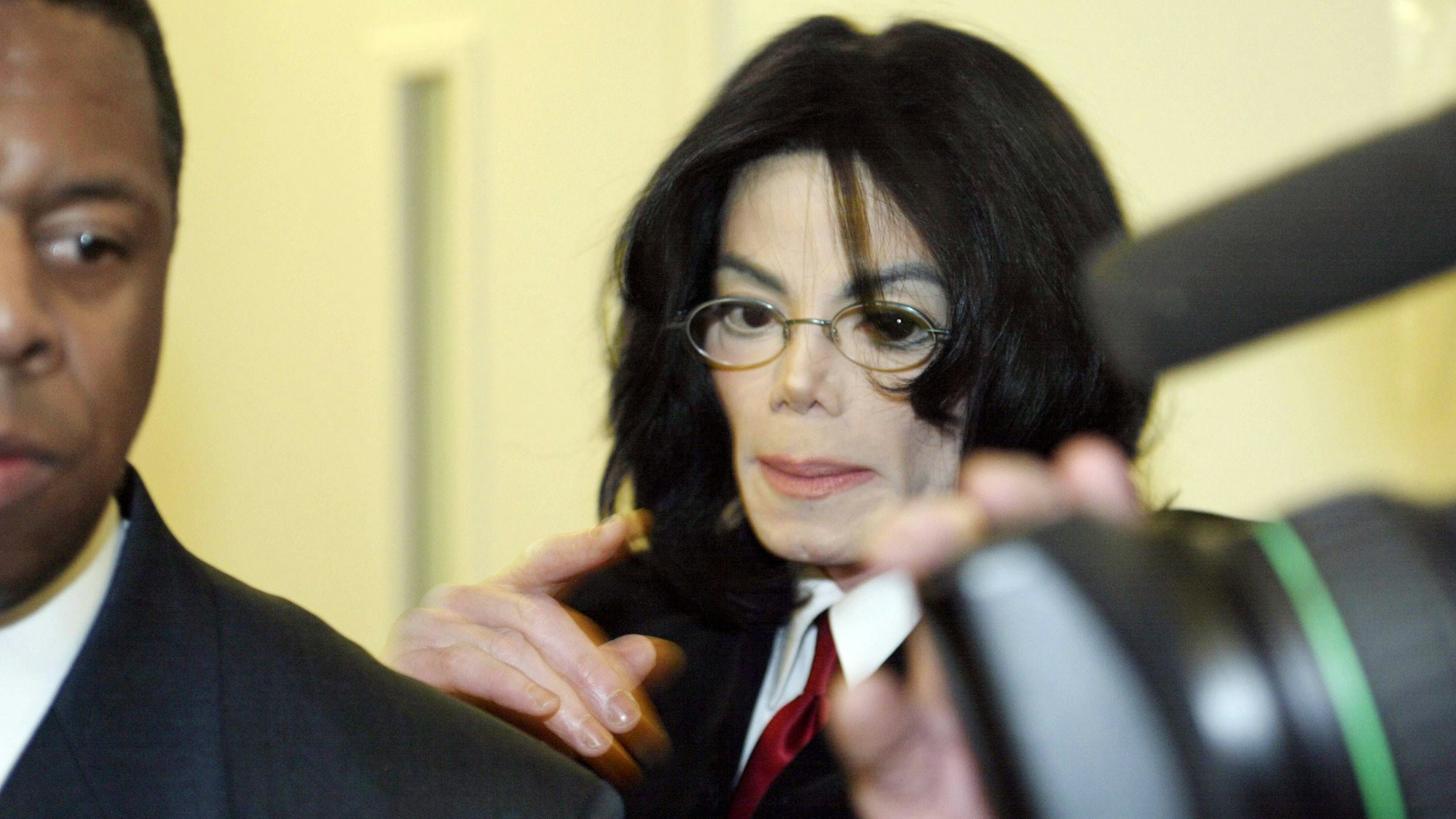Michael Jackson (USA) anlässlich des Verfahrens wegen Kindesmissbrauchs 2004 im Gerichtsgebäude in Santa Maria.