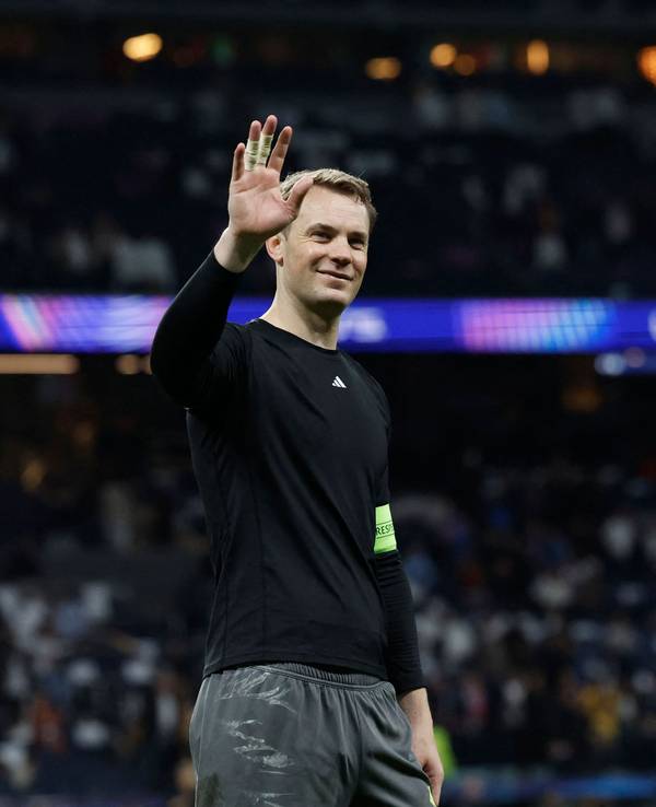 Manuel Neuer winkt nach dem Spiel in Richtung Fans.