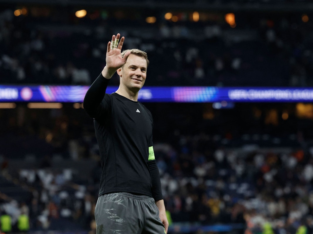 Manuel Neuer winkt nach dem Spiel in Richtung Fans.