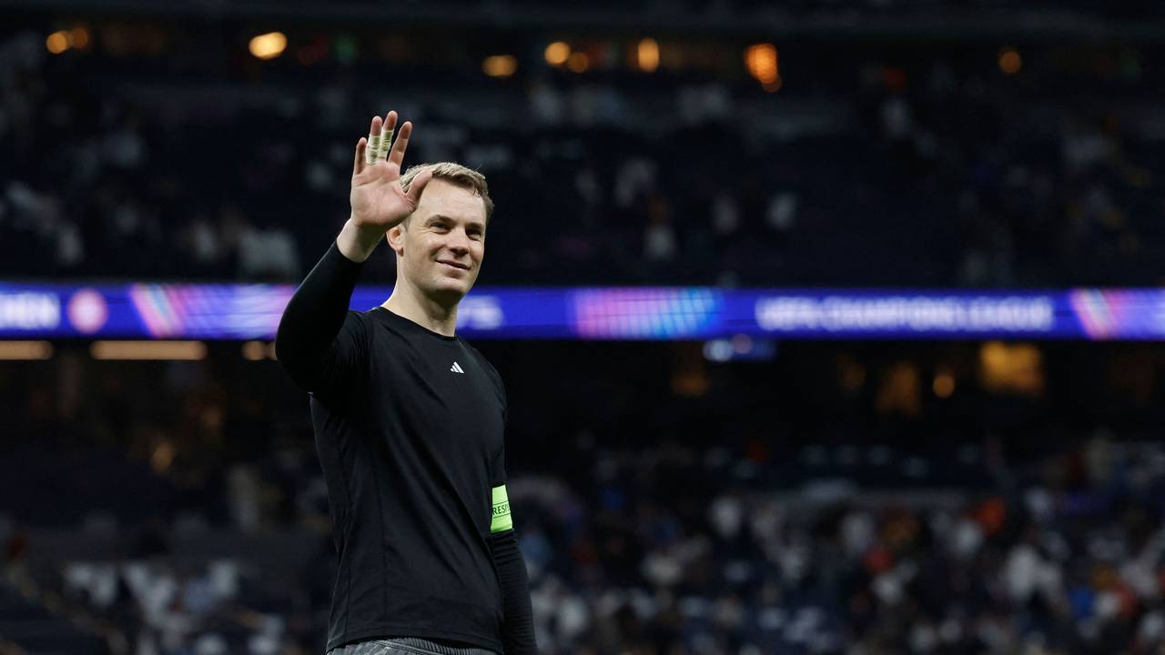 Manuel Neuer winkt nach dem Spiel in Richtung Fans.