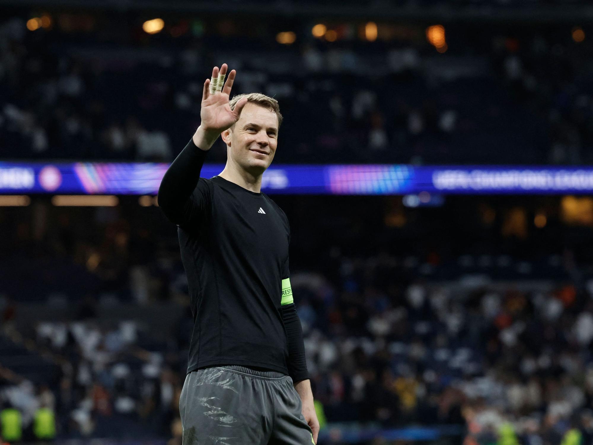 Manuel Neuer winkt nach dem Spiel in Richtung Fans.