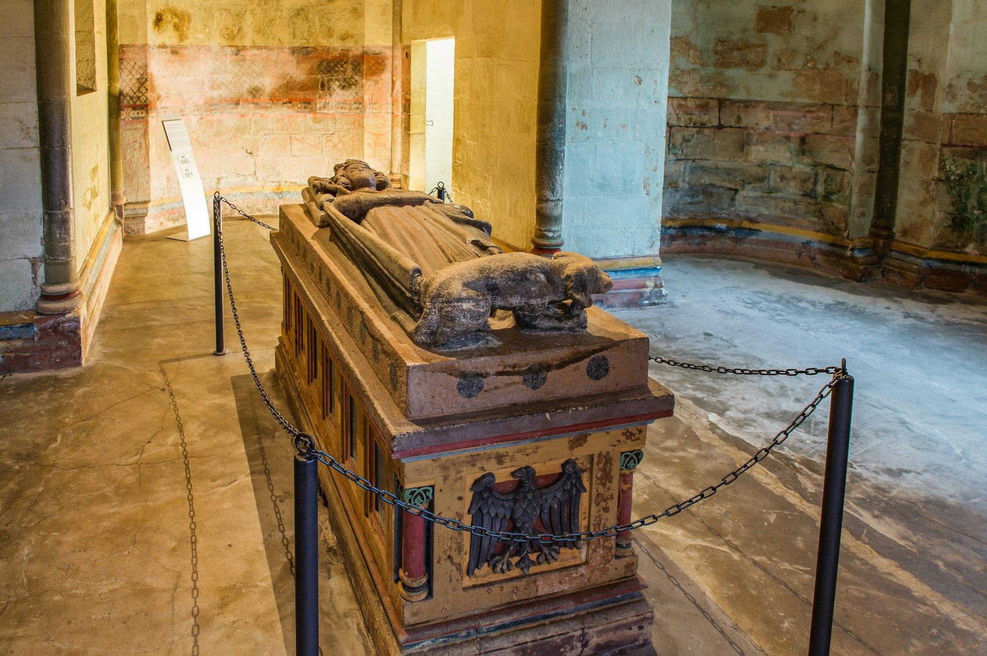 Ein Stein-Sarkophag steht in einer Krypta