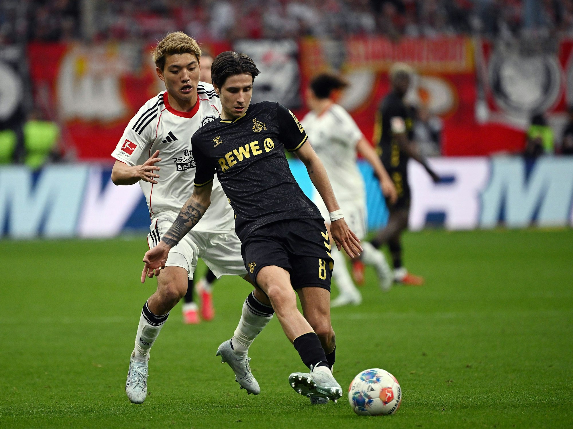 Denis Huseinbasic behauptet den Ball gegen Ritsu Doan.