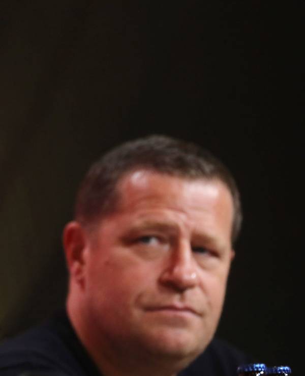 Sportvorstand Max Eberl (52/r.) und Bayern-Trainer Vincent Kompany (40/l.) auf einer Pressekonferenz des FC Bayern.