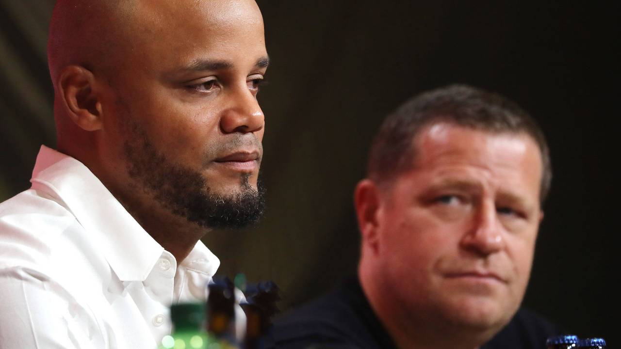 Sportvorstand Max Eberl (52/r.) und Bayern-Trainer Vincent Kompany (40/l.) auf einer Pressekonferenz des FC Bayern.
