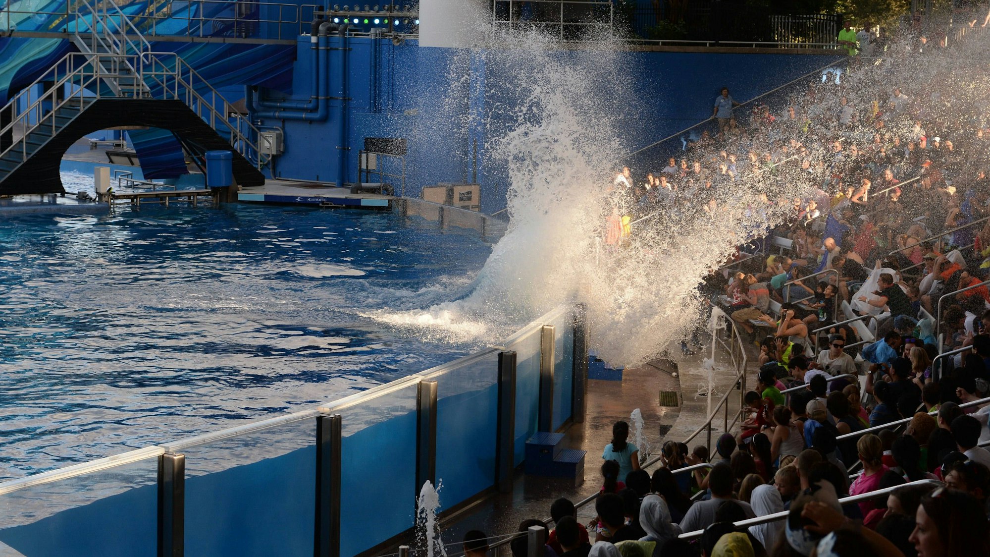 Zuschauer im Stadion und großer Wasserspritzer