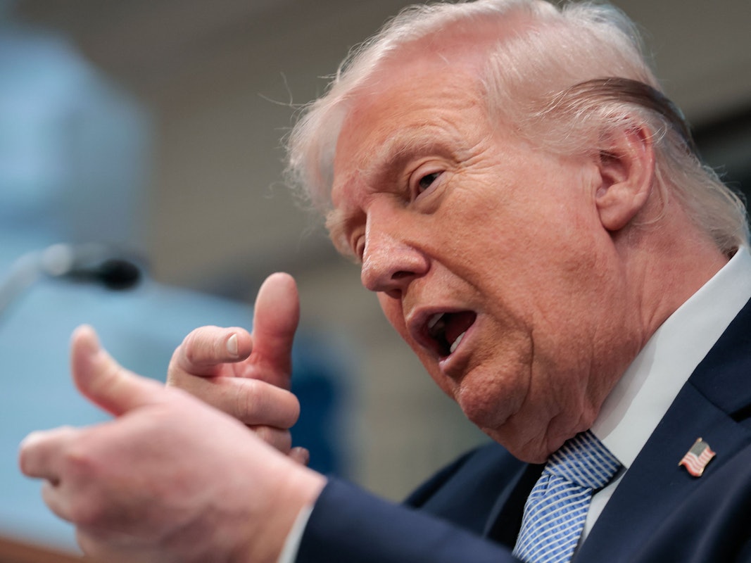 US-Präsident Donald Trump ahmt das Abfeuern einer Waffe nach, während er am 6. April 2026 im James S. Brady Press Briefing Room des Weißen Hauses in Washington, D.C., über den Konflikt im Iran spricht.