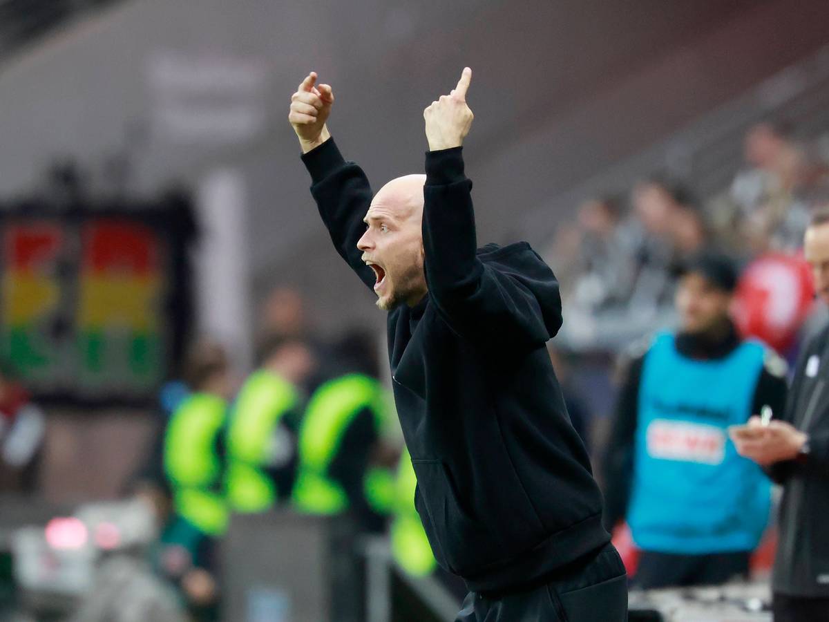René Wagner dirigiert beim Spiel in Frankfurt an der Seitenlinie.