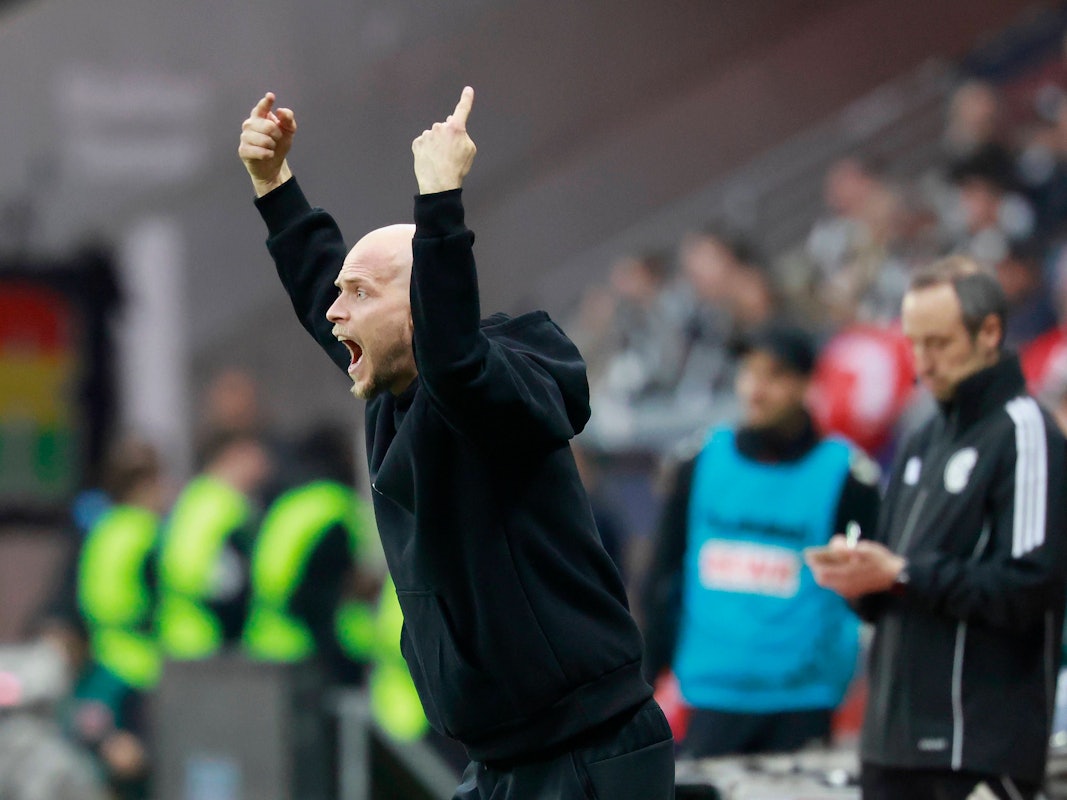 René Wagner dirigiert beim Spiel in Frankfurt an der Seitenlinie.