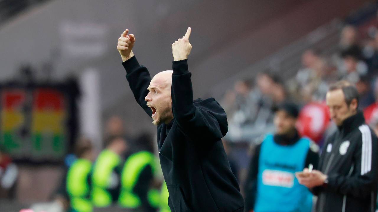 René Wagner dirigiert beim Spiel in Frankfurt an der Seitenlinie.