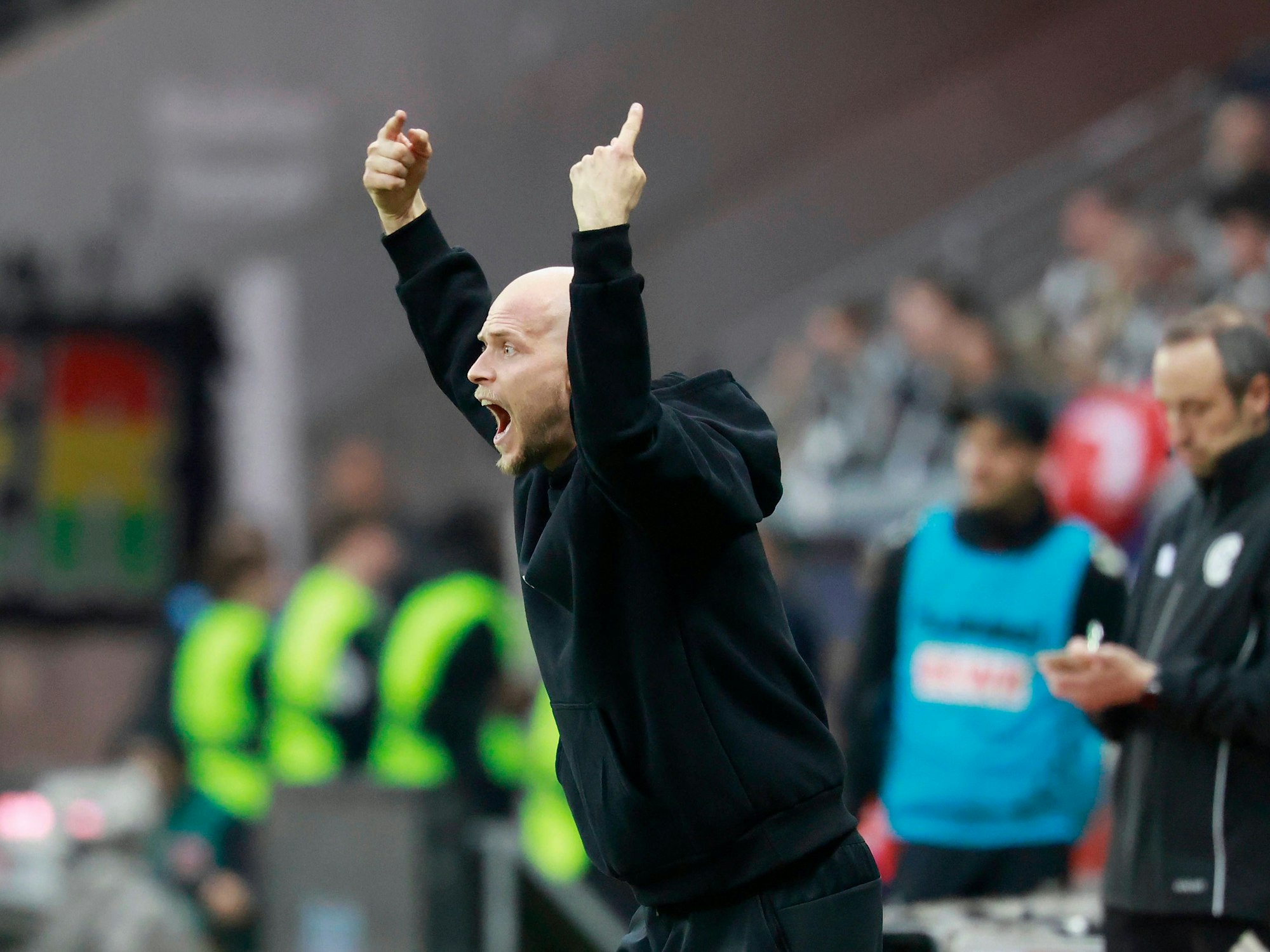 René Wagner dirigiert beim Spiel in Frankfurt an der Seitenlinie.