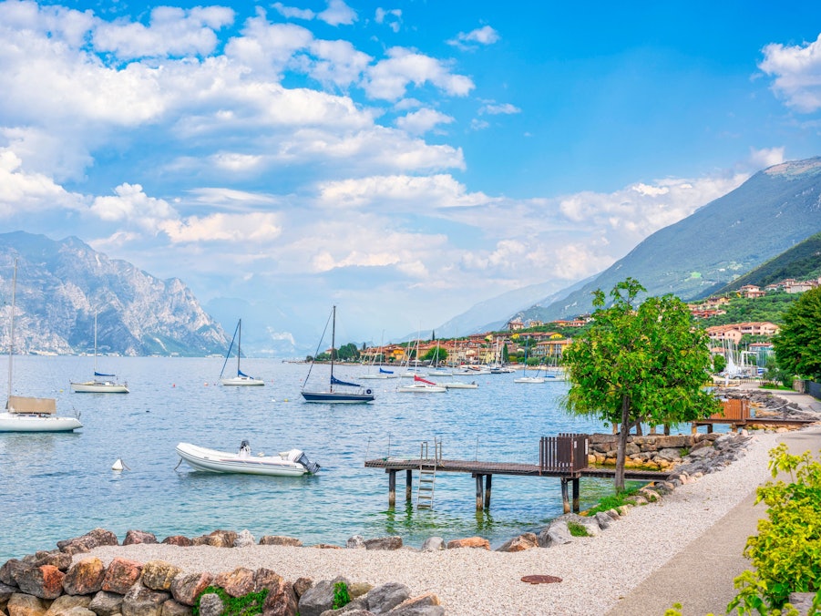 Segelboote, See, Berge und Radweg