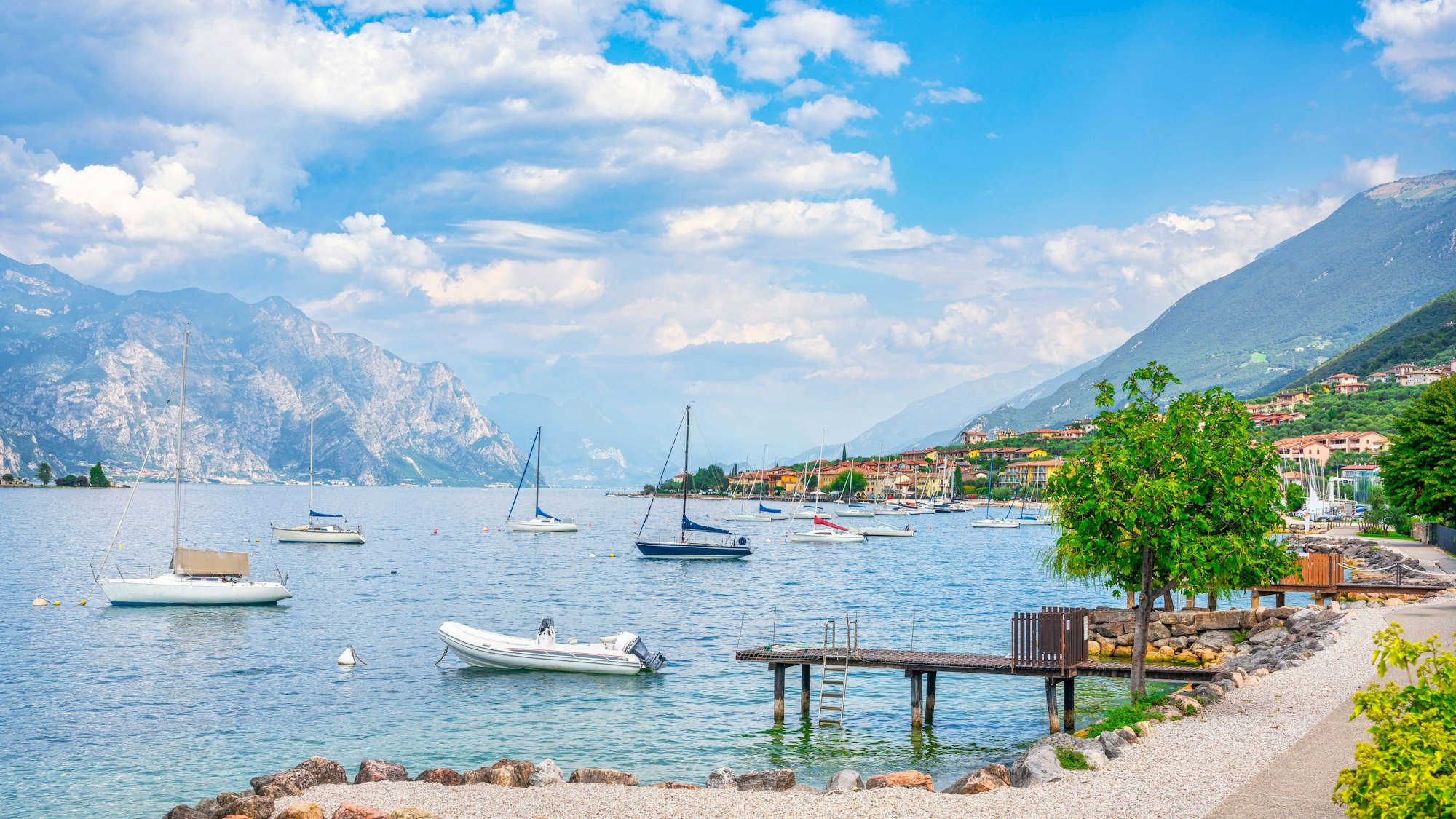 Segelboote, See, Berge und Radweg