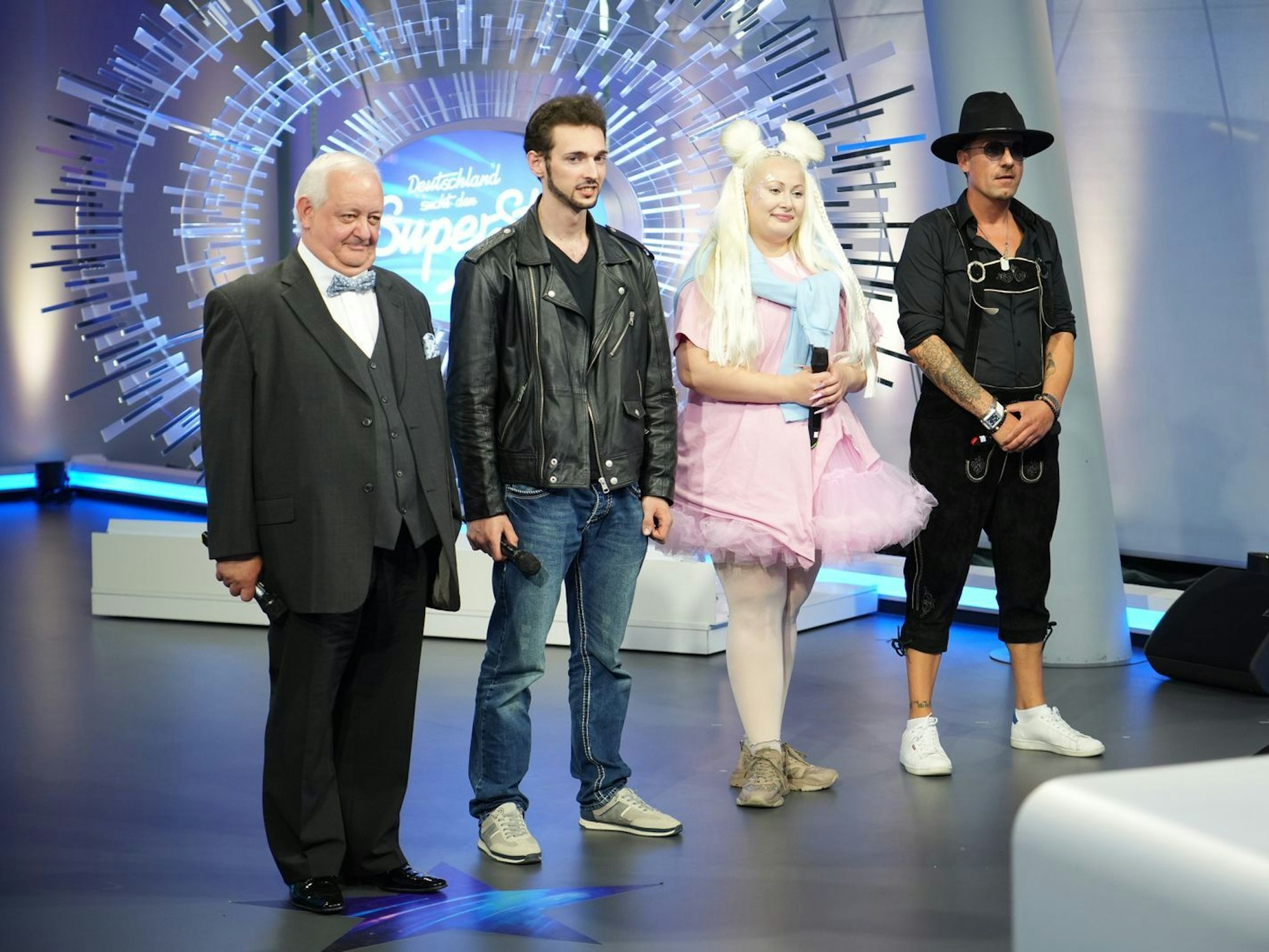 Auslöser des „Beefs“ in der Jury: die „schrägen Vier“ mit den Talenten Horst Freckmann, Krzysztof Cymbor, Anastasiia Prodan und Peter Heimerdinger (von links). (Bild: RTL / Stefan Gregorowius)