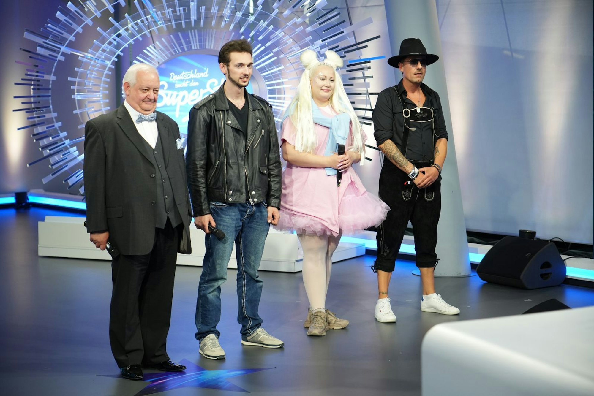 Auslöser des „Beefs“ in der Jury: die „schrägen Vier“ mit den Talenten Horst Freckmann, Krzysztof Cymbor, Anastasiia Prodan und Peter Heimerdinger (von links). (Bild: RTL / Stefan Gregorowius)