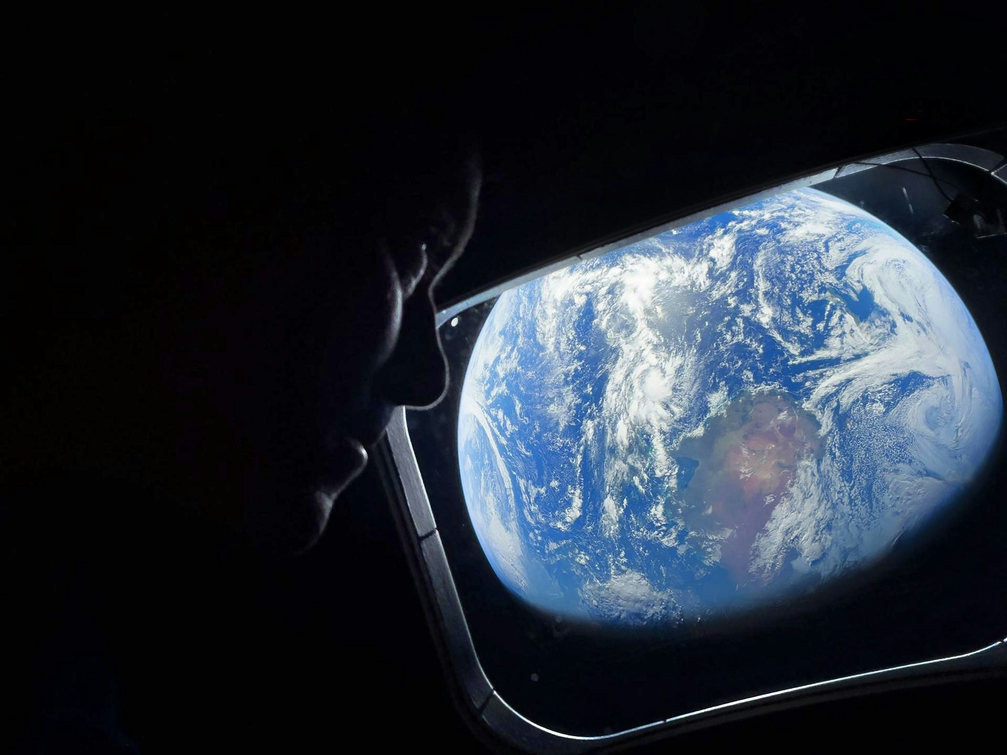 Dieses von der NASA zur Verfügung gestellte Bild zeigt den NASA-Astronauten und Kommandanten der Artemis-II-Mission, Reid Wiseman, der aus einem der Hauptkabinenfenster des Orion-Raumschiffs zurück auf die Erde blickt.