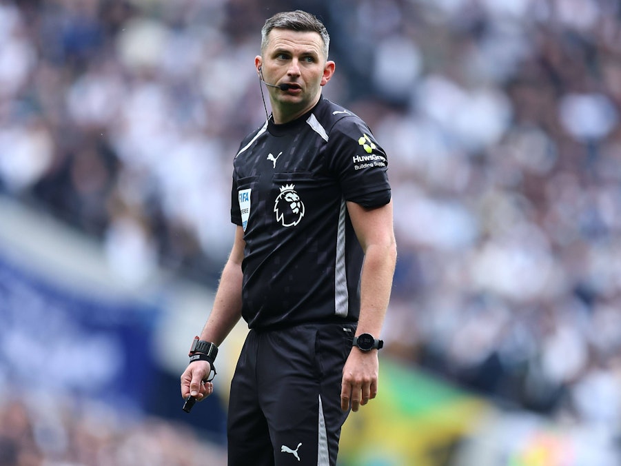 Schiedsrichter Michael Oliver mit Headset.