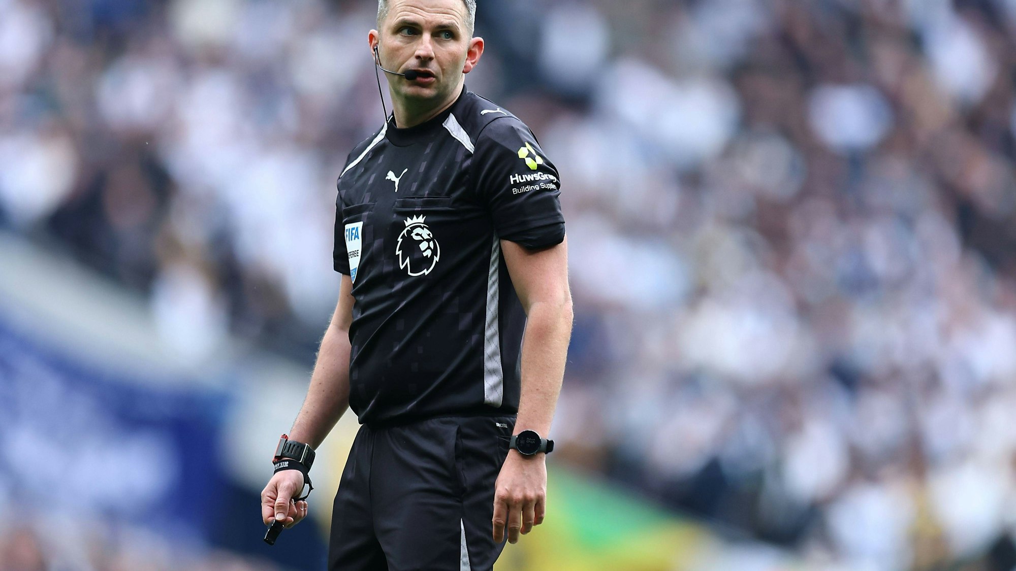 Schiedsrichter Michael Oliver mit Headset.
