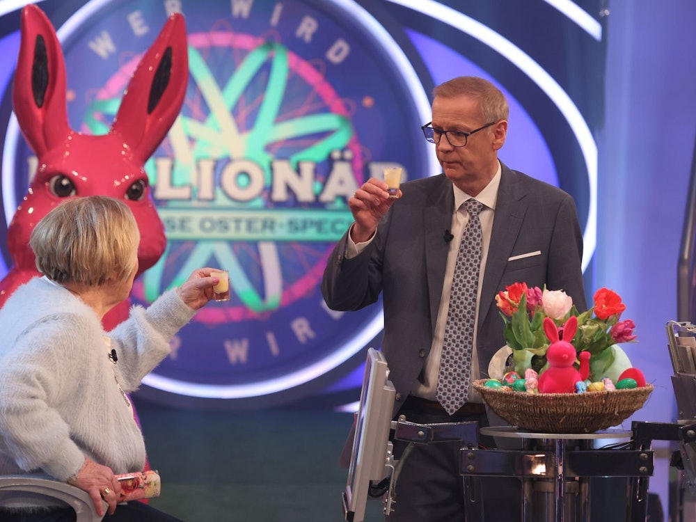 Zur Stärkung gibt es ein Glas Eierlikör: Günther Jauch und Kandidatin Elisabeth Jakubowski. (Bild: RTL / Ralf Juergens)