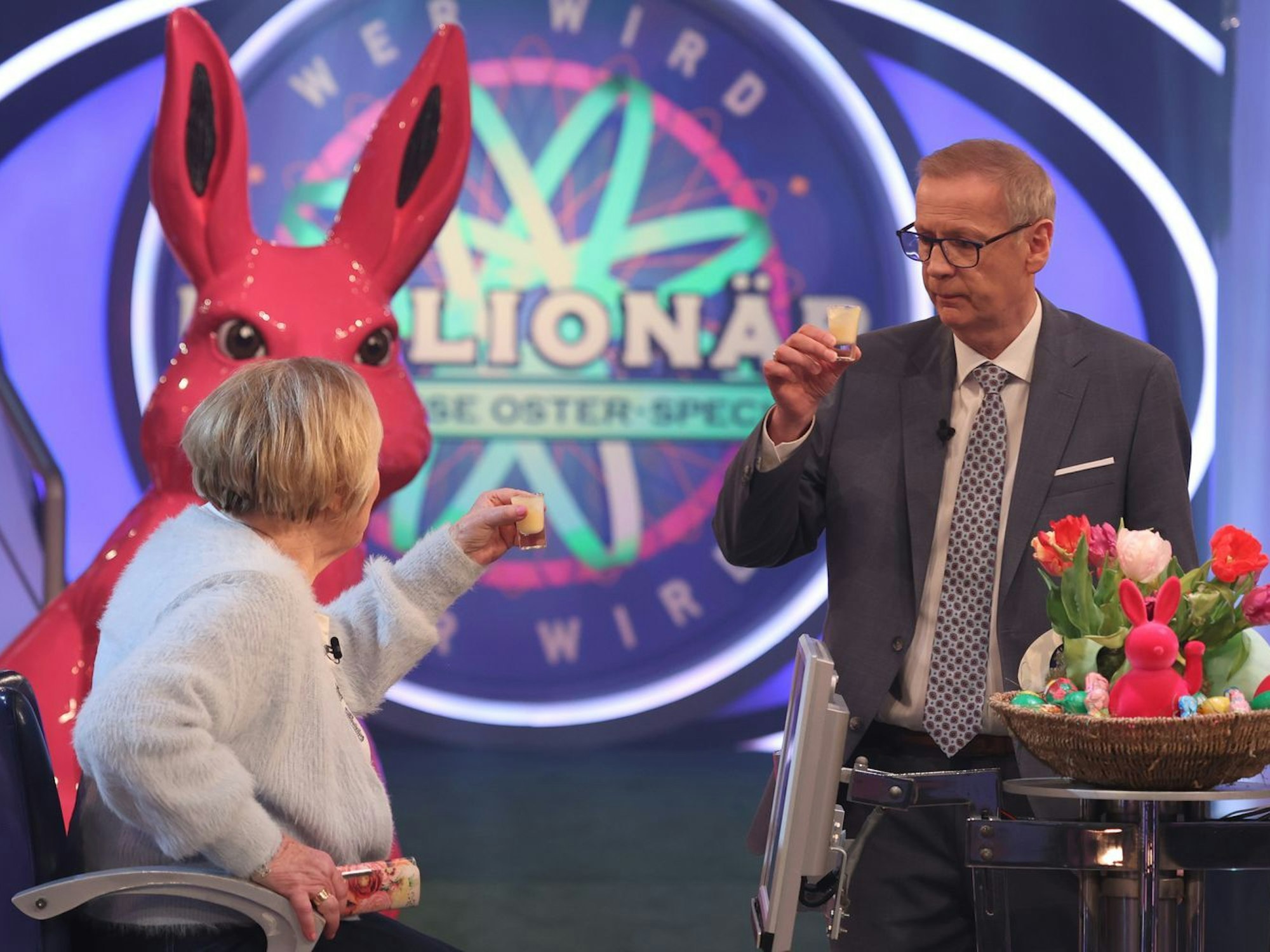 Zur Stärkung gibt es ein Glas Eierlikör: Günther Jauch und Kandidatin Elisabeth Jakubowski. (Bild: RTL / Ralf Juergens)