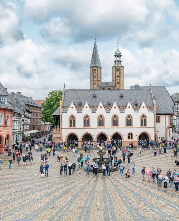 Ein belebter Marktplatz mit mittelalterlichen Häusern