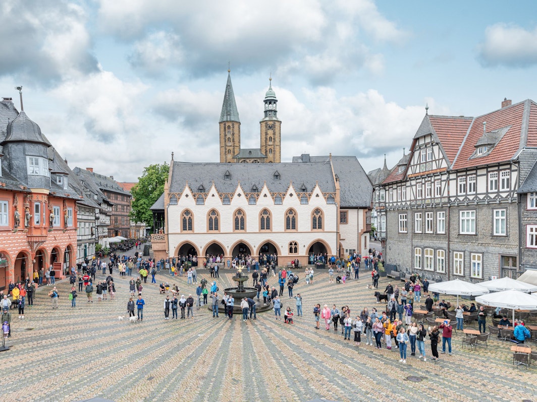 Ein belebter Marktplatz mit mittelalterlichen Häusern