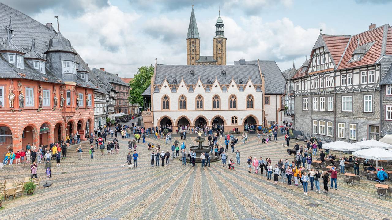 Ein belebter Marktplatz mit mittelalterlichen Häusern