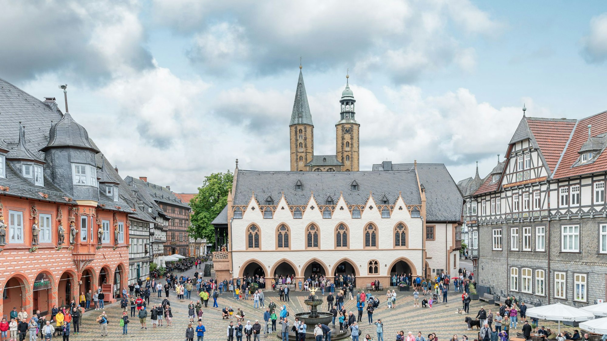 Ein belebter Marktplatz mit mittelalterlichen Häusern