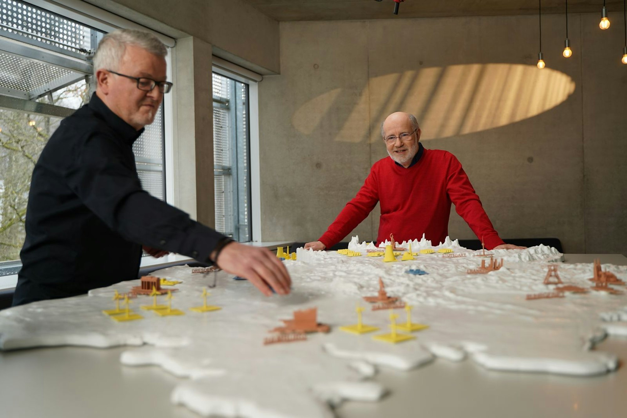 Elektro-Auto als Lebensretter: Maximilian Fichtner (links) verweist auf Amerika, wo Menschen mit Strom aus dem E-Auto Notsituationen überlebten. (Bild: ZDF/Mona Lynn Wiemers)