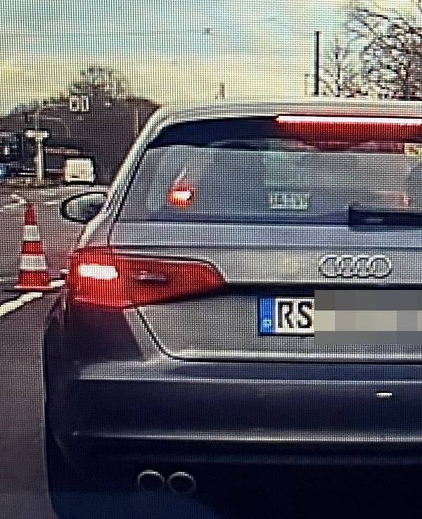 Hier wirft der Beifahrer Müll aus dem Auto an einer Kölner Ampel.