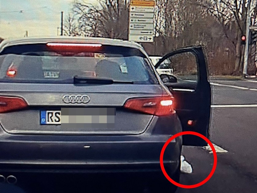 Hier wirft der Beifahrer Müll aus dem Auto an einer Kölner Ampel.