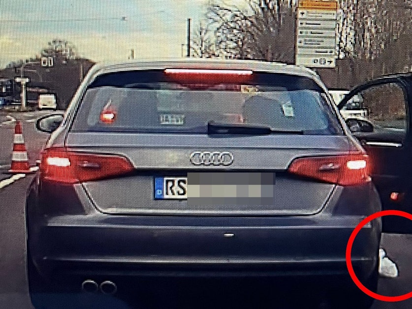 Hier wirft der Beifahrer Müll aus dem Auto an einer Kölner Ampel.