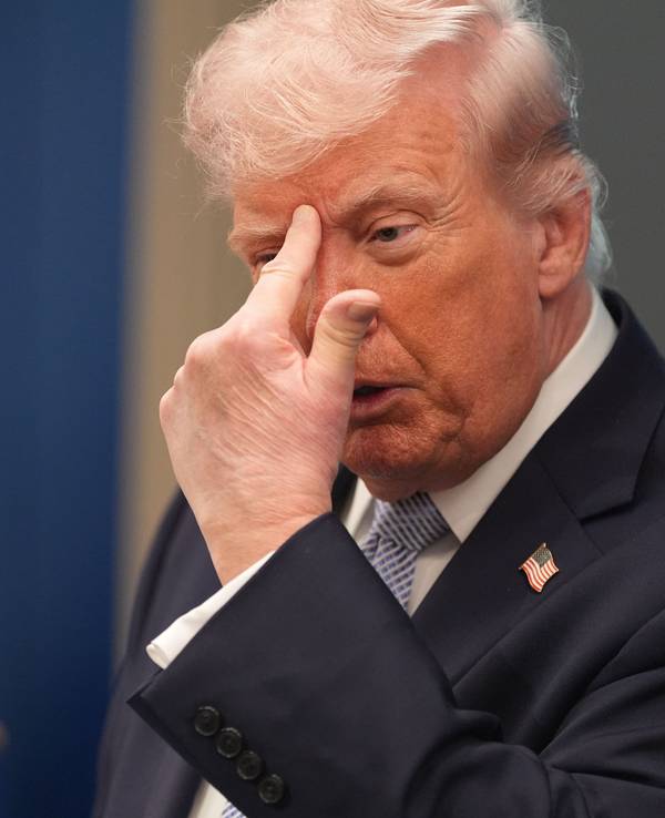 US-Präsident Donald Trump spricht am 6. April mit Reportern im Weißen Haus.