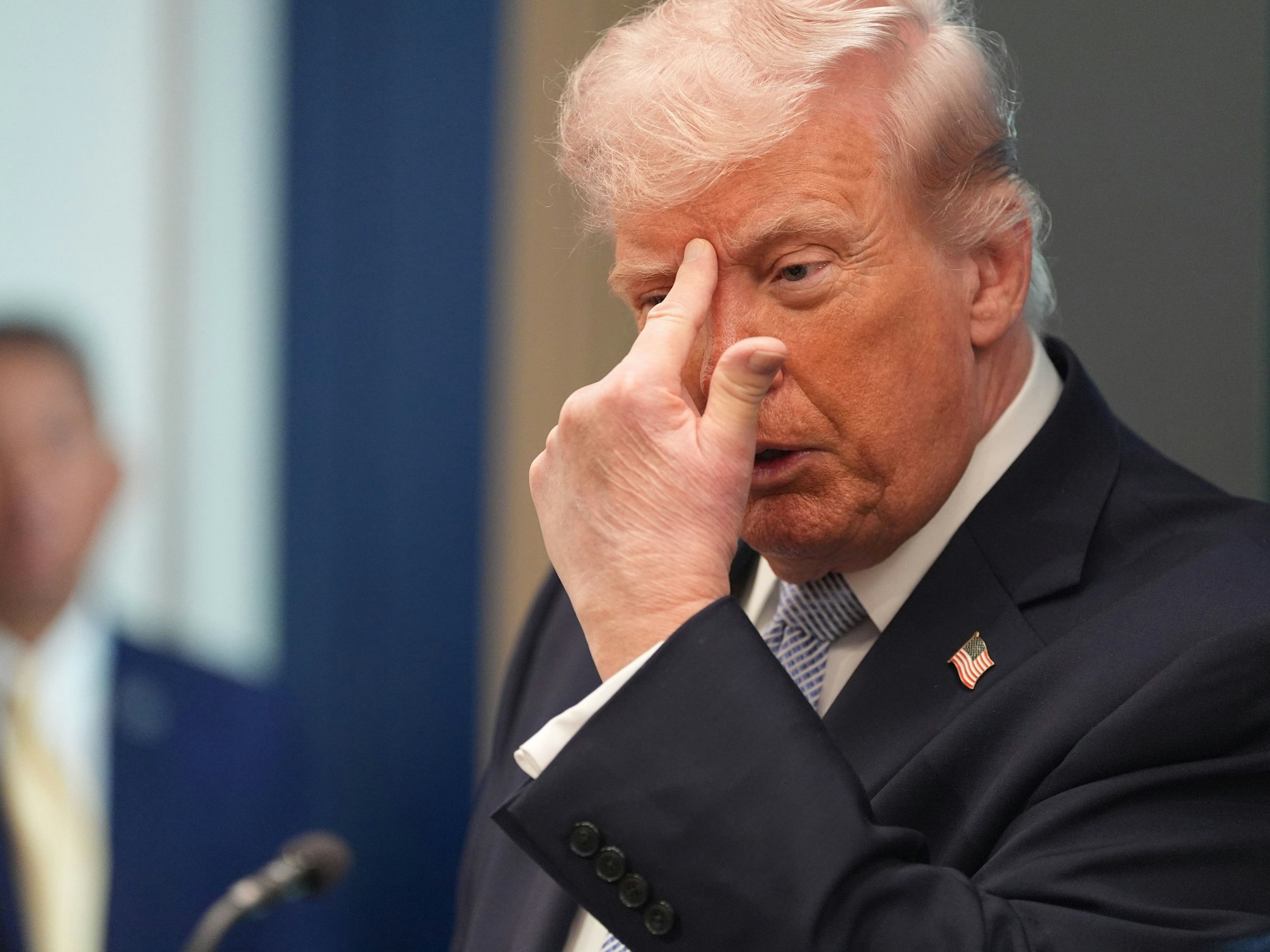 US-Präsident Donald Trump spricht am 6. April mit Reportern im Weißen Haus.