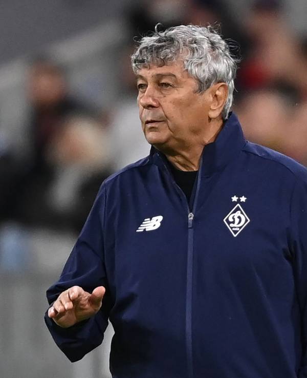 Kiews Trainer Mircea Lucescu verfolgt die Partie.