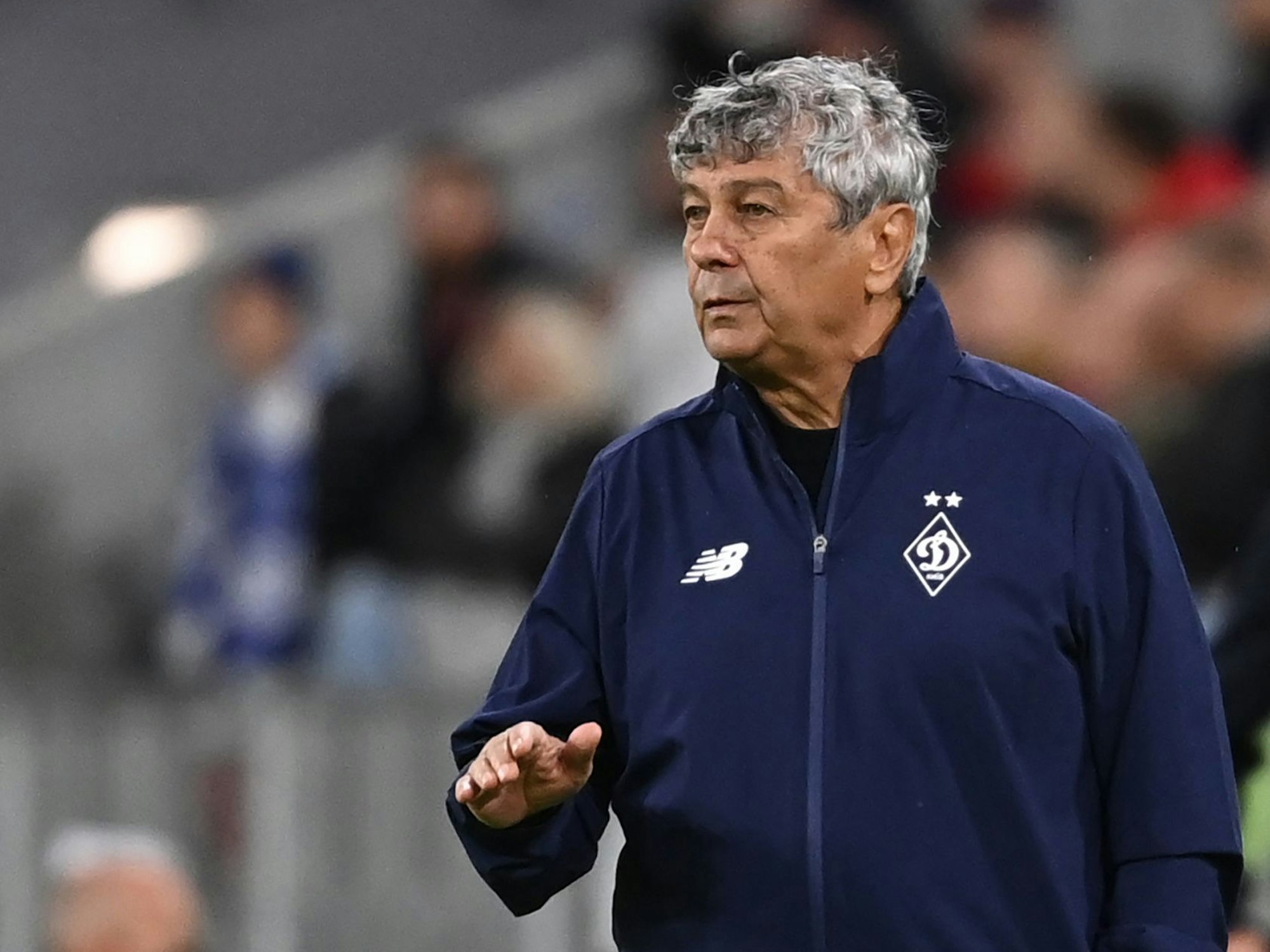 Kiews Trainer Mircea Lucescu verfolgt die Partie.