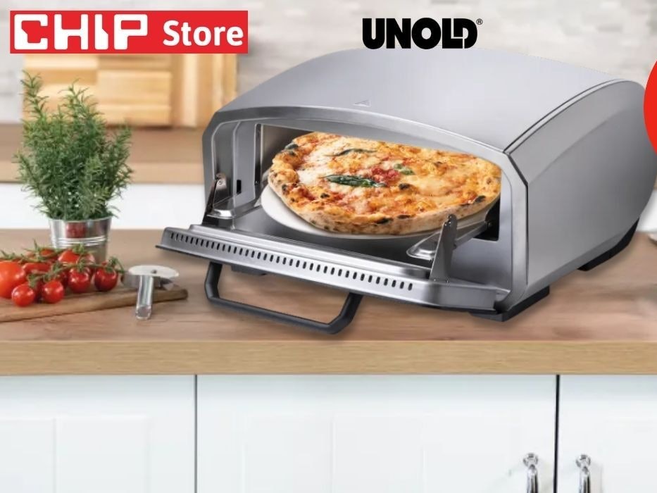 Unold Pizzaofen Enzo auf einer Küchenarbeitsplatte mit frisch gebackener Pizza auf dem rotierenden Kordierit-Pizzastein – CHIP Store Logo in der Ecke.