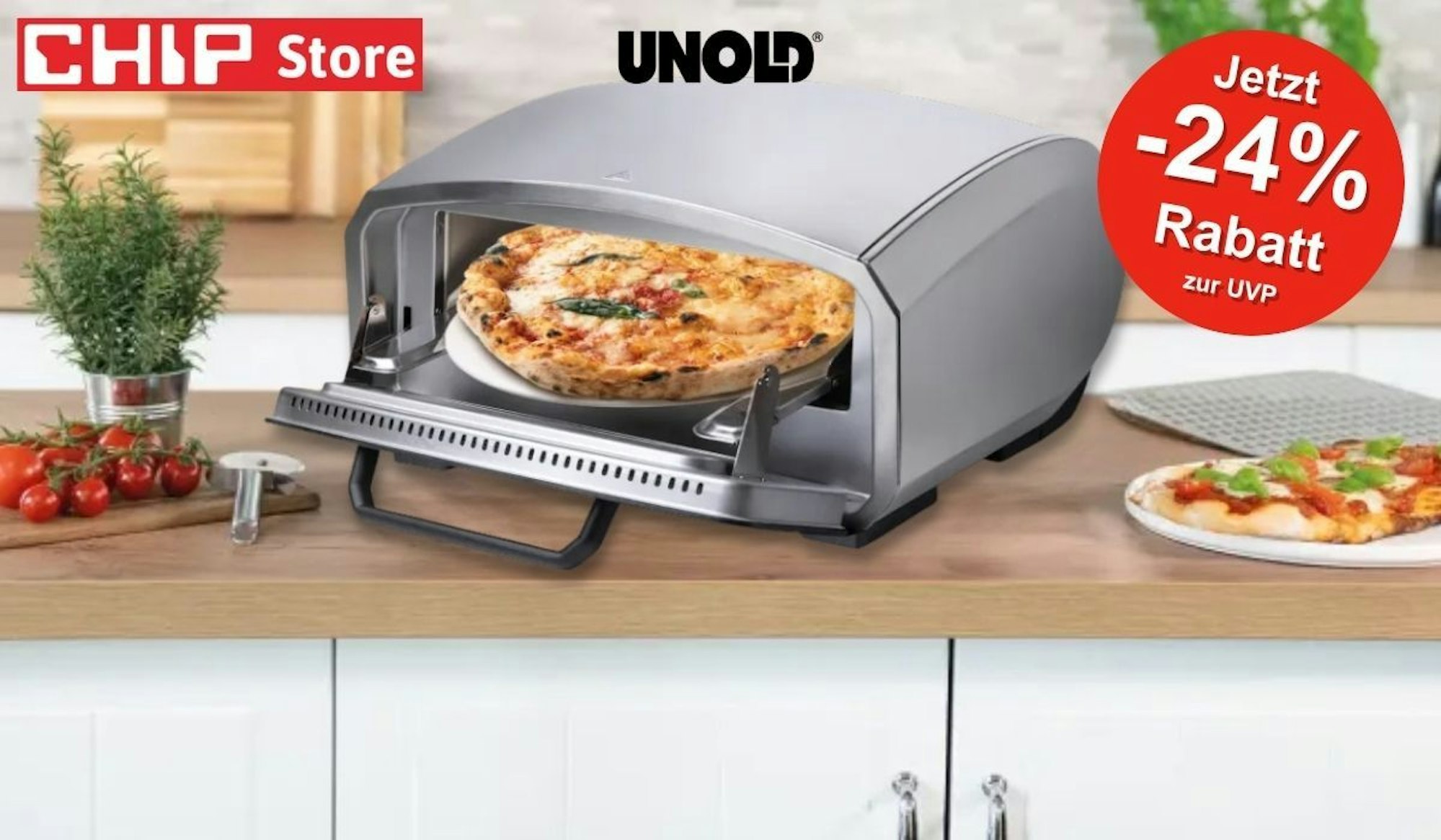 Unold Pizzaofen Enzo auf einer Küchenarbeitsplatte mit frisch gebackener Pizza auf dem rotierenden Kordierit-Pizzastein – CHIP Store Logo in der Ecke.