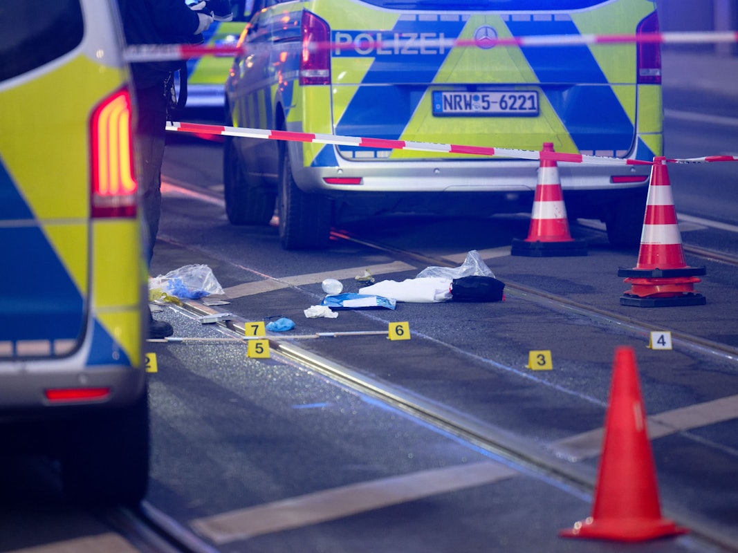 Markierungen der Polizei sind auf einer Straße in Düsseldorf zu sehen.