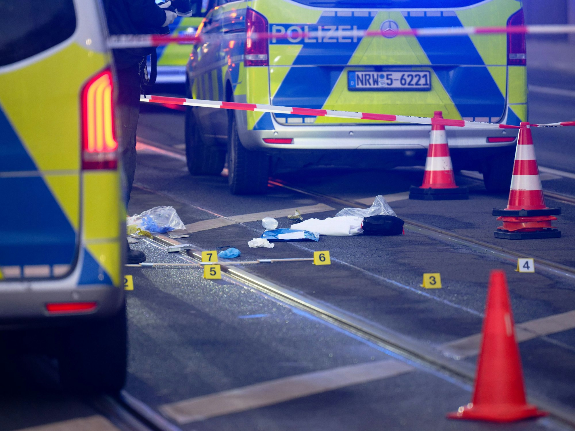 Markierungen der Polizei sind auf einer Straße in Düsseldorf zu sehen.