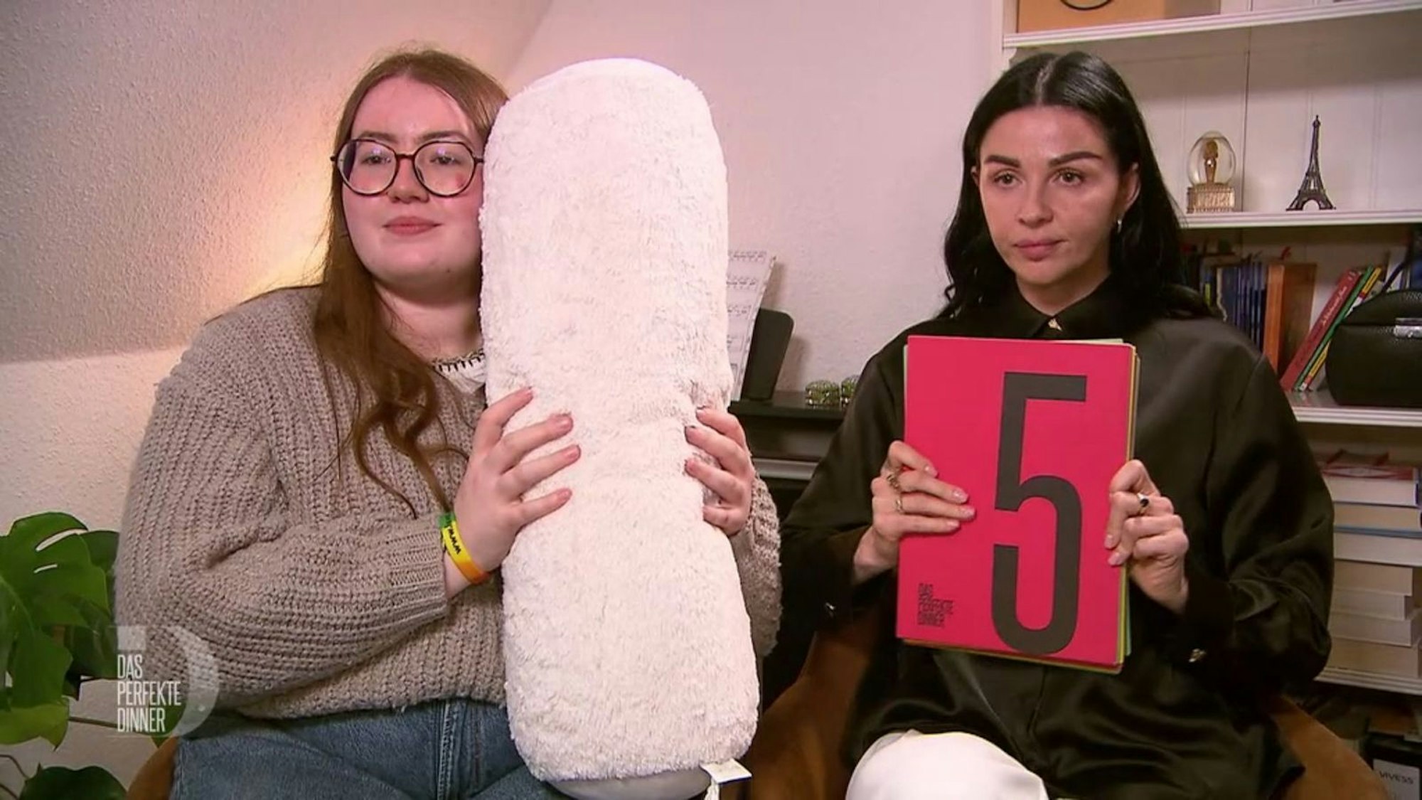 Aus Mangel an „Ästhetik, Balance und Genuss“ vergibt Stasya (r.) nur fünf Punkte.
(Bild: RTL)