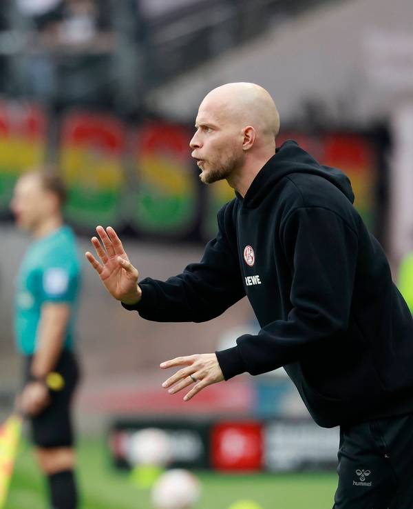 René Wagner gibt Sebastian Sebulonsen Anweisungen.